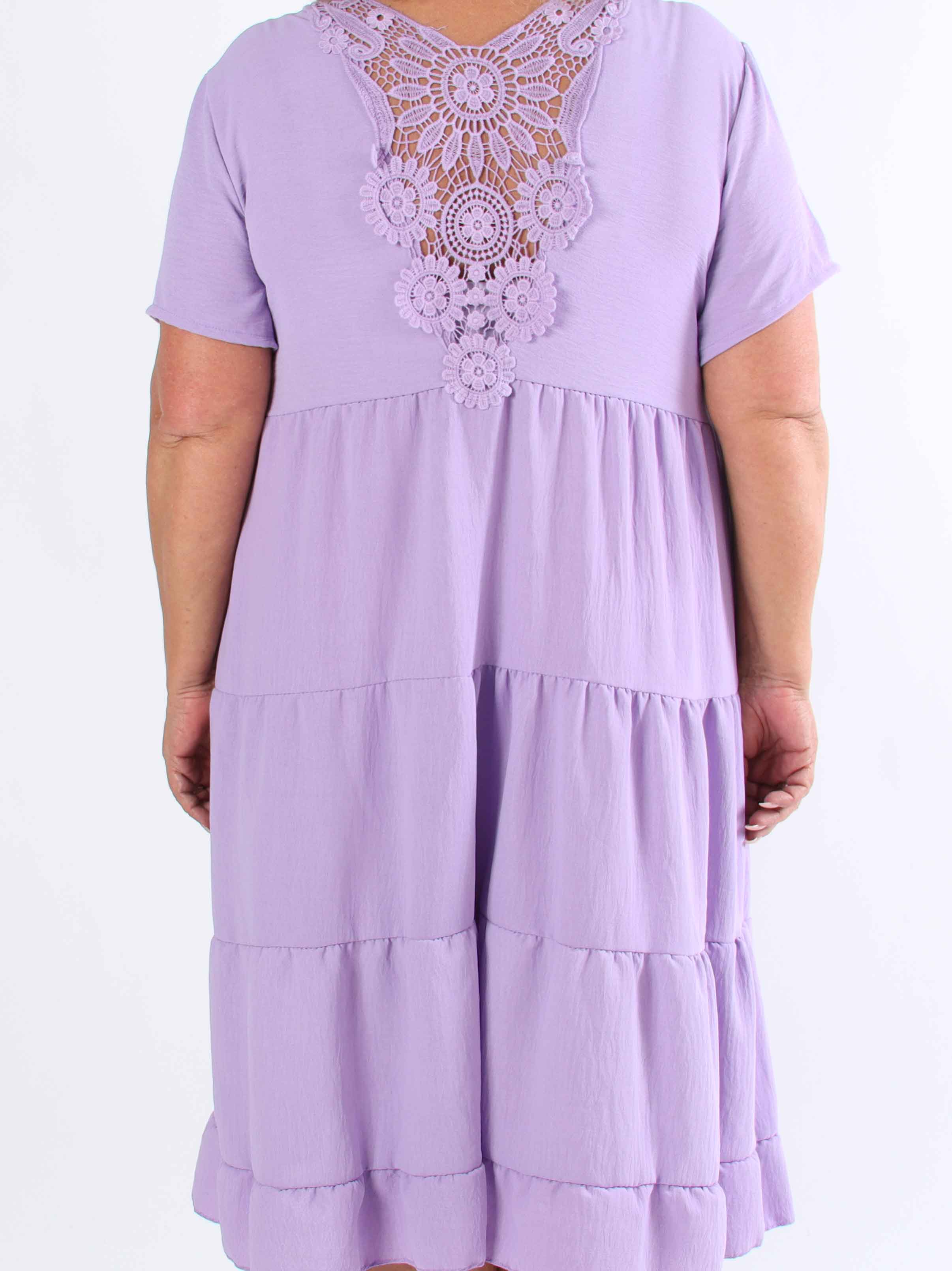 Shayna - Plus size-klänning i viskos med broderade detaljer på ryggen